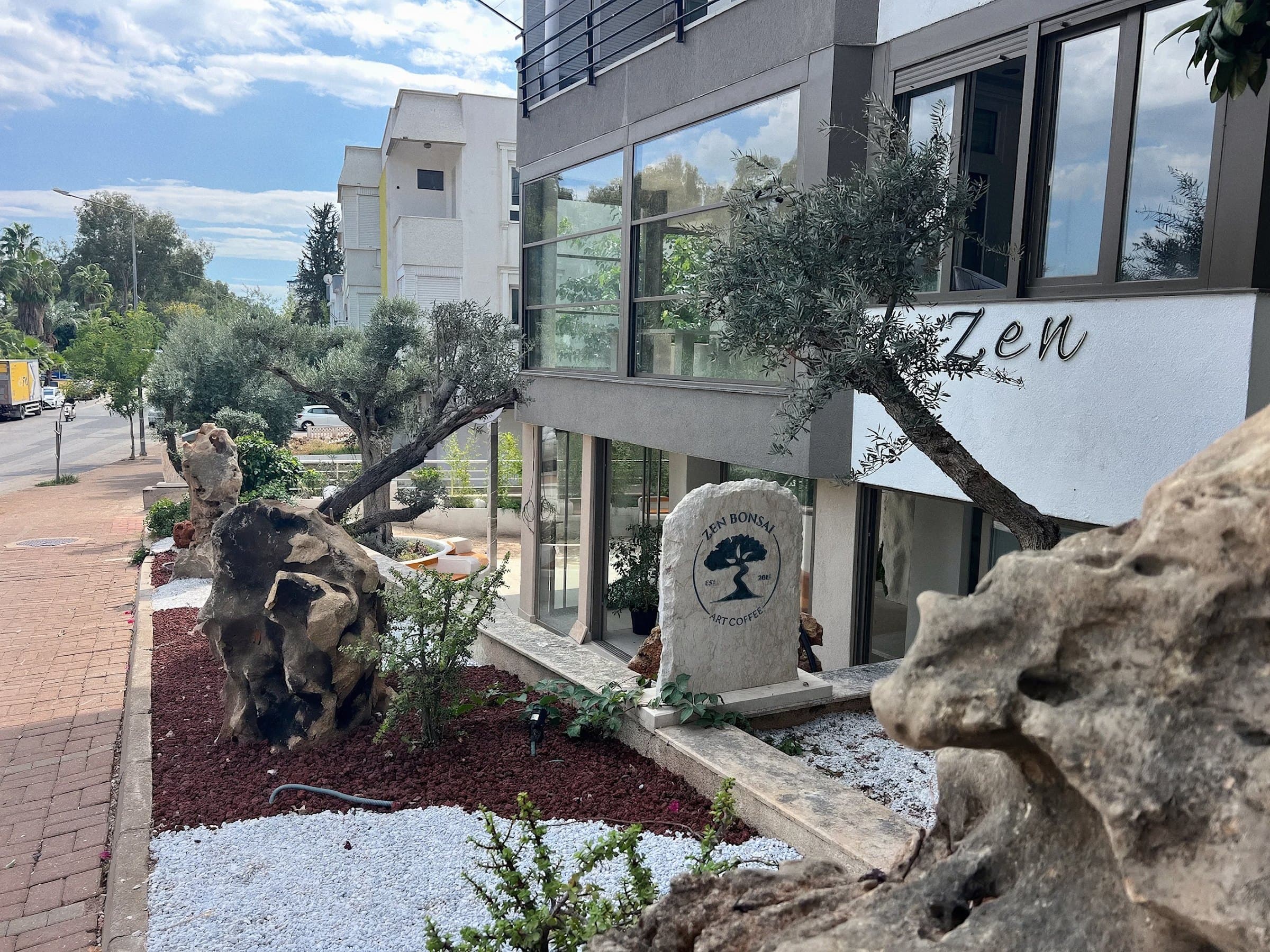 Kızıl çakıl üzerinde koyu renkli seyir taşı